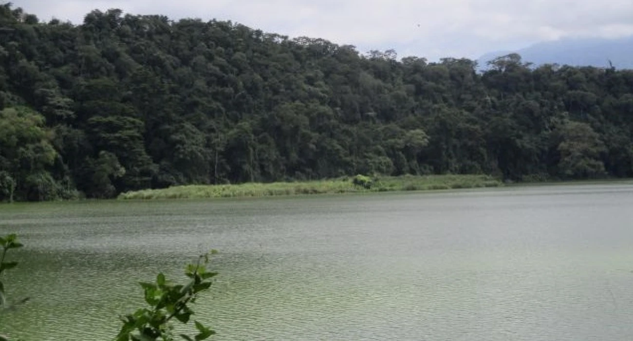 Canoeing experience in Lake Duluti